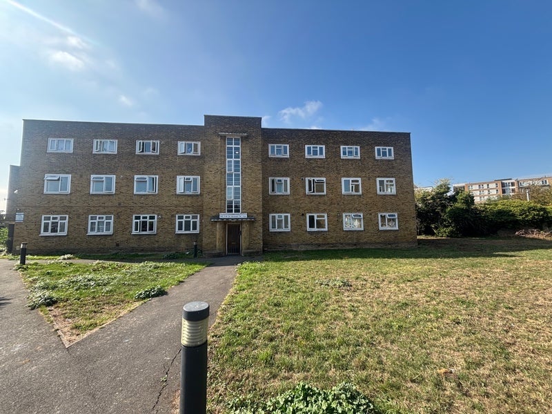 Flat Sir Alexander Road in Greater London