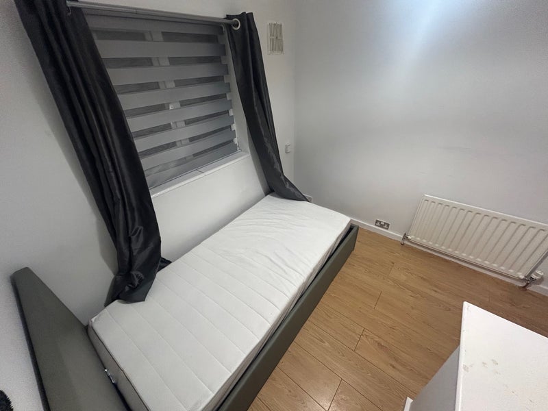 Room Crowhurst Way in Greater London