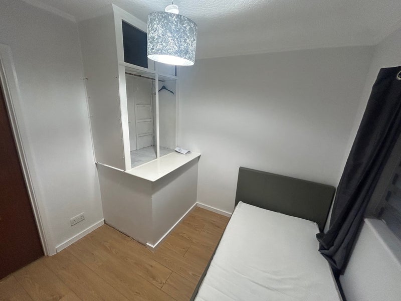 Room Crowhurst Way in Greater London