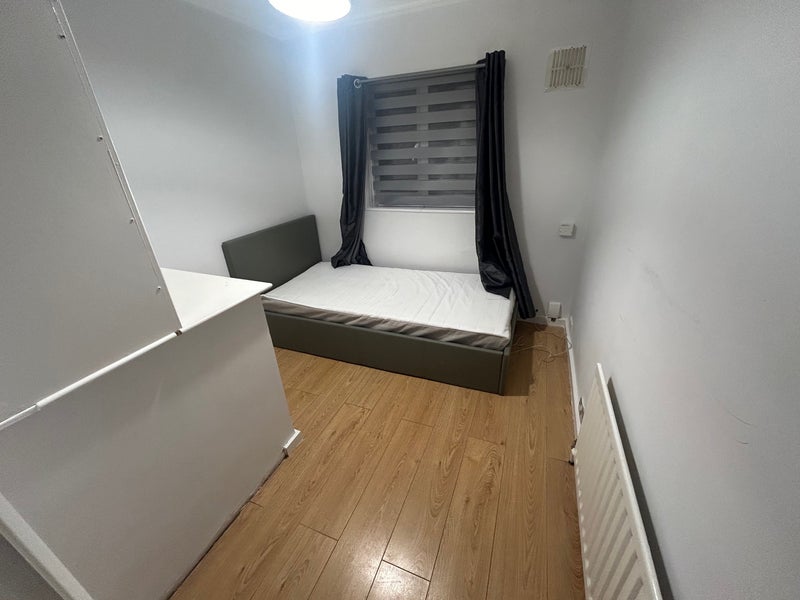 Room Crowhurst Way in Greater London