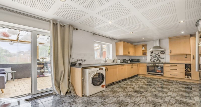Room Crowhurst Way in Greater London