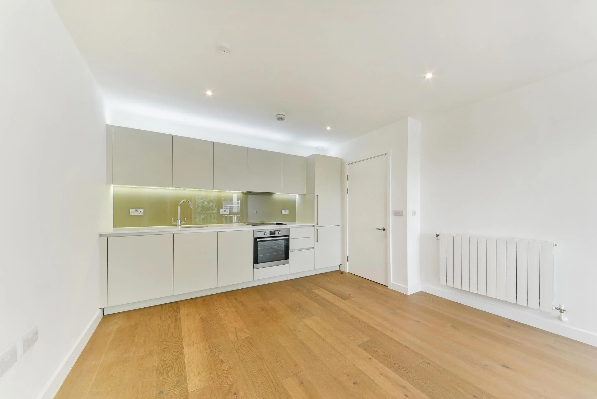 Flat Weigall Road in Greater London