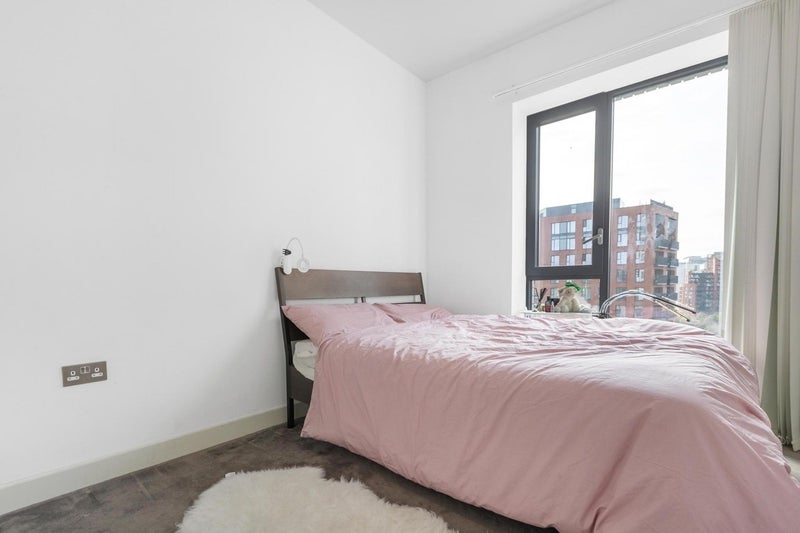 Flat Botanic Square in Greater London