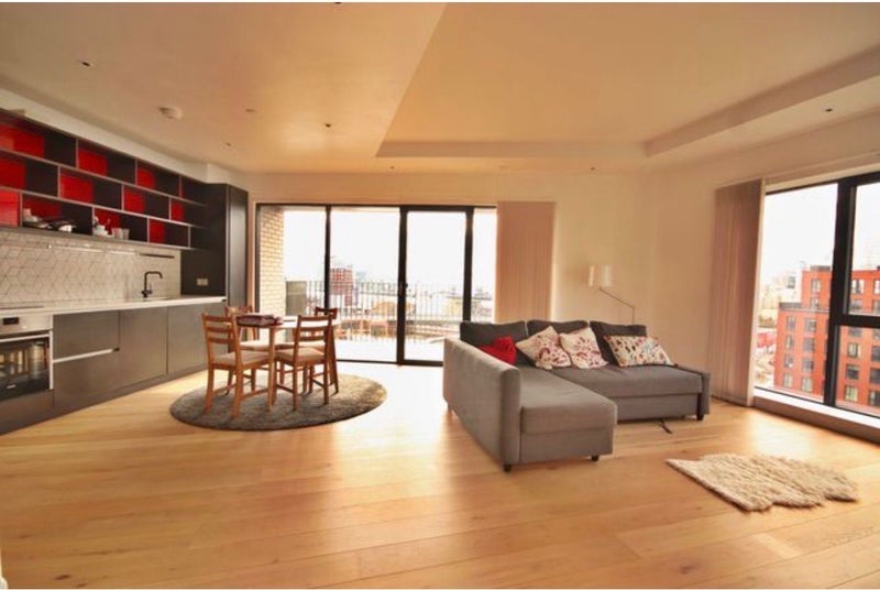 Flat Botanic Square in Greater London