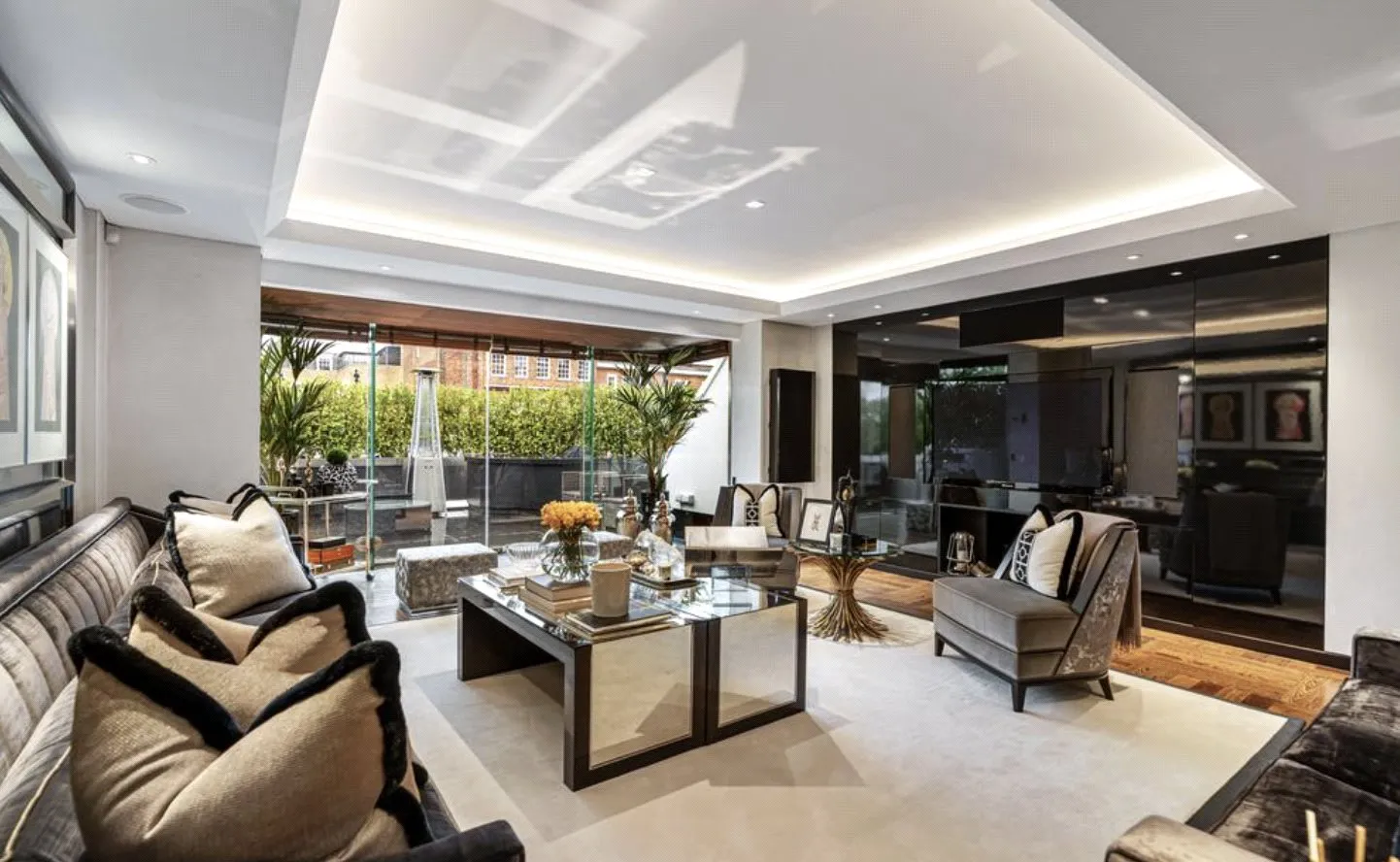 Flat Upper Grosvenor Street in City of Westminster