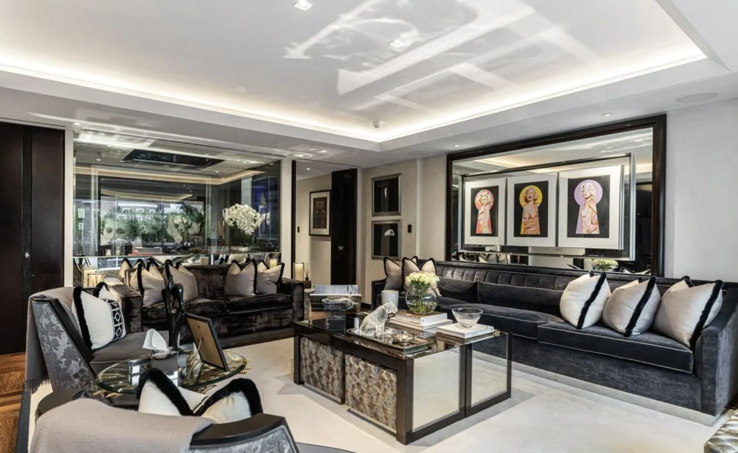 Flat Upper Grosvenor Street in City of Westminster