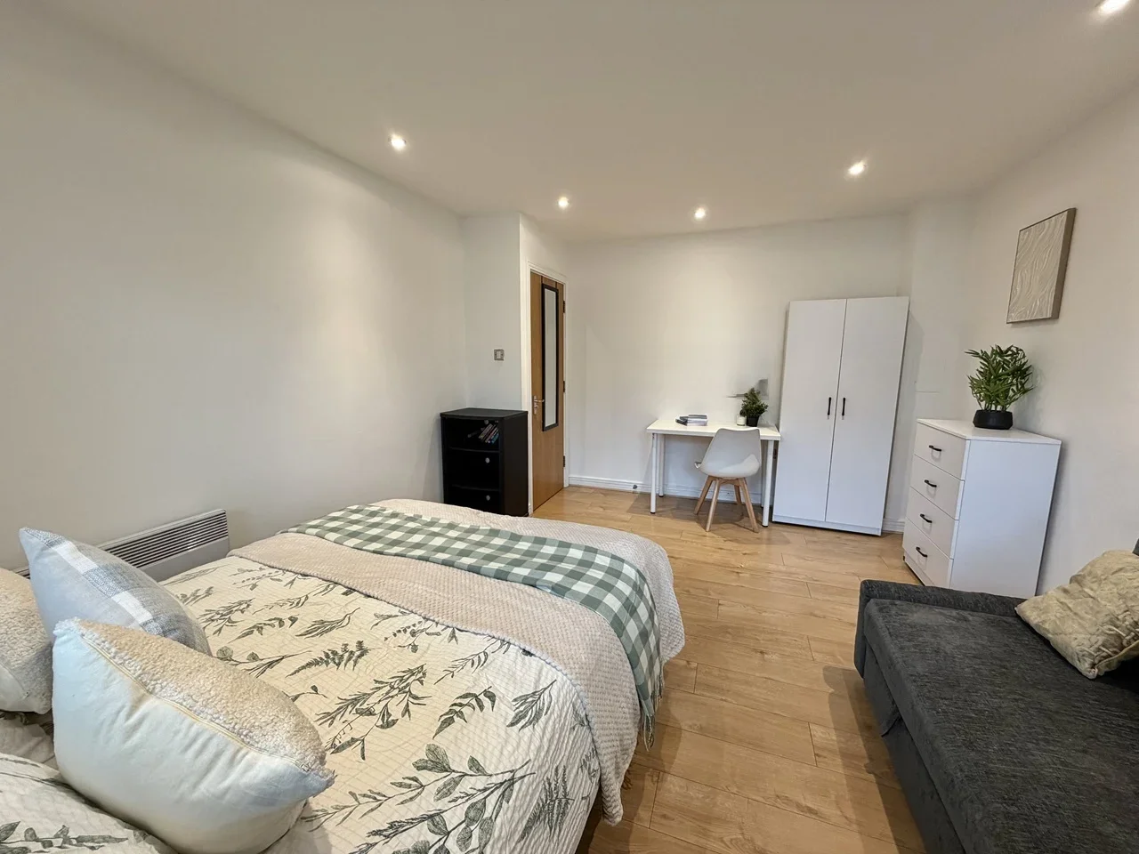 Room High Street in Greater London