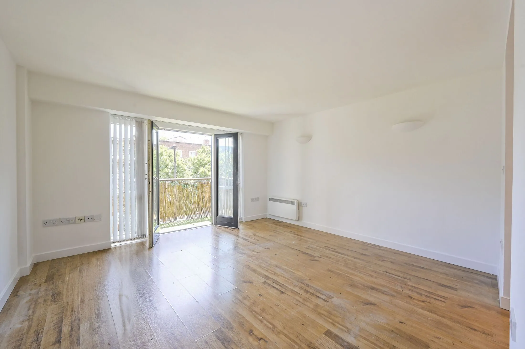 Flat Clark Street in Greater London