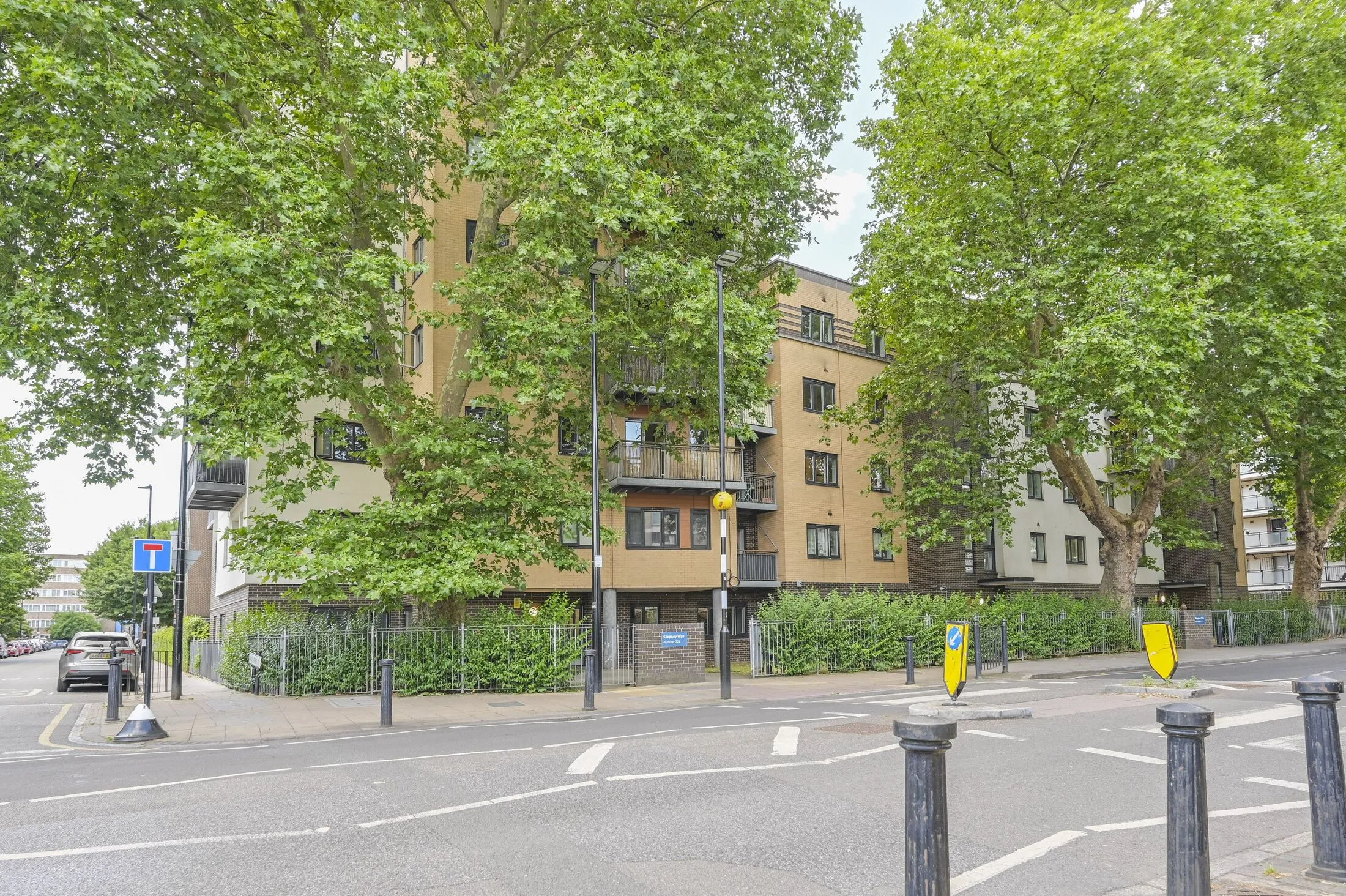 Flat Clark Street in Greater London