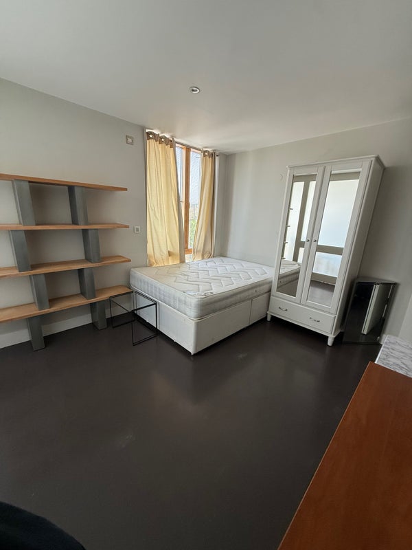 Room Drysdale Street in Greater London