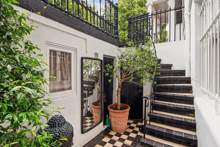 Flat Cornwall Gardens in Greater London