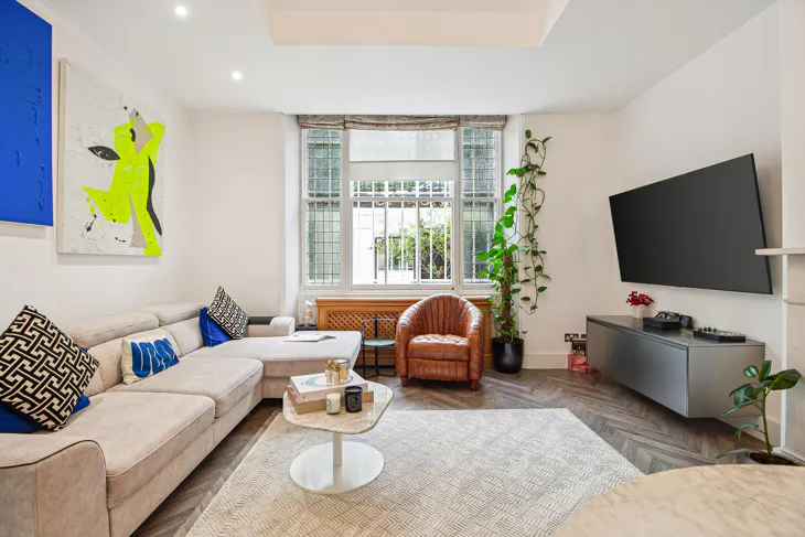 Flat Cornwall Gardens in Greater London