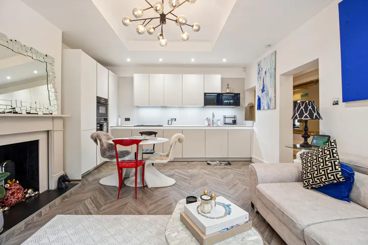 Flat Cornwall Gardens in Greater London