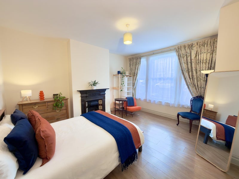 Room Thorntree Road in Greater London