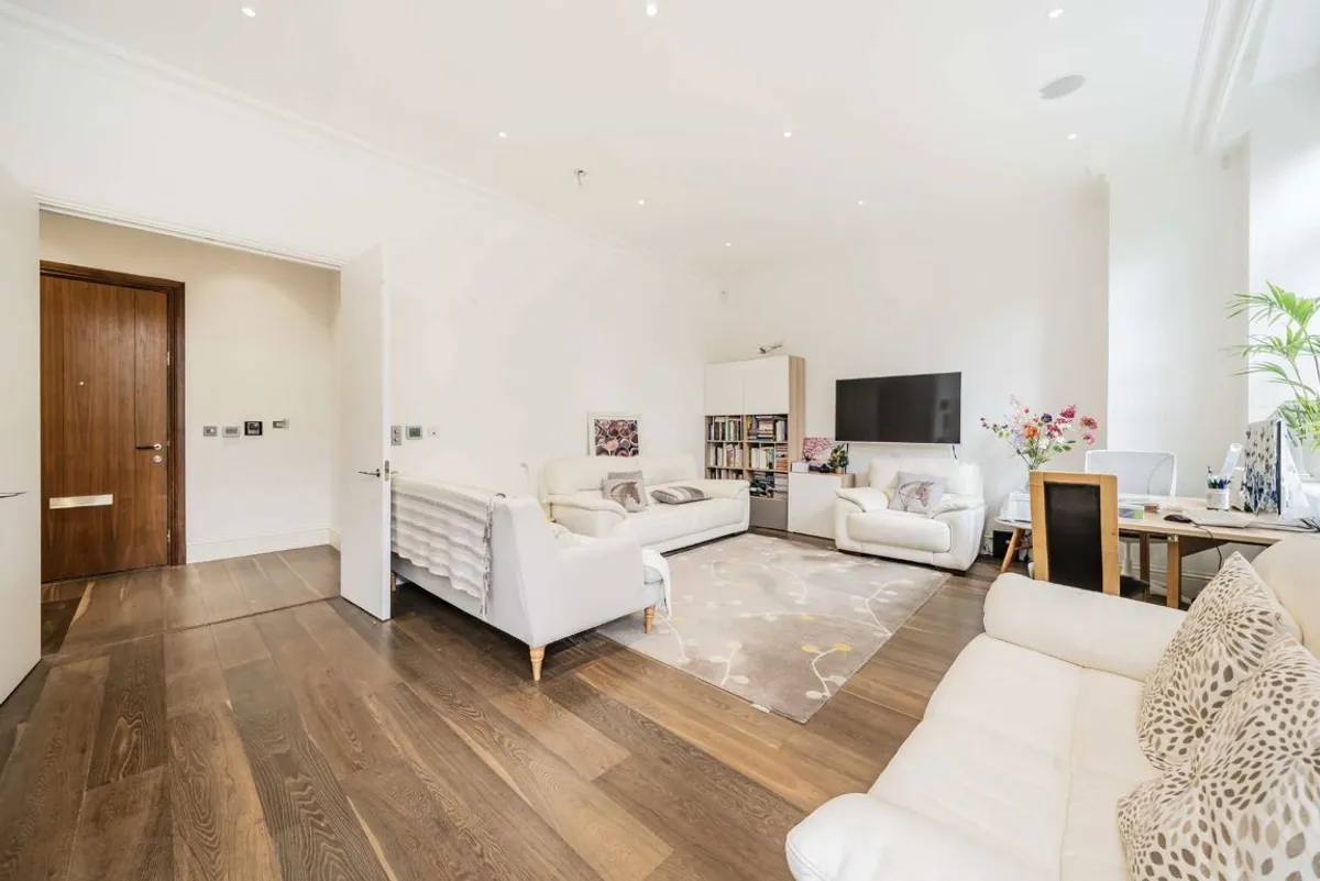 Flat Bridle Mews in Greater London