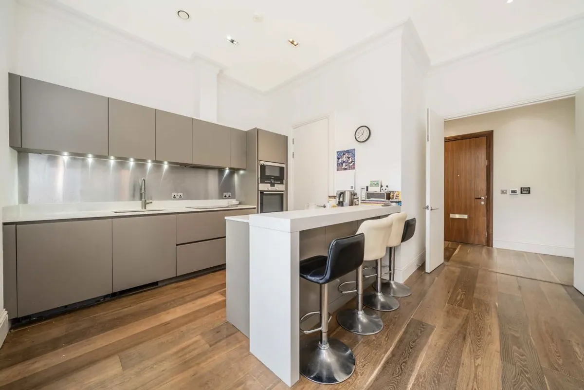 Flat Bridle Mews in Greater London