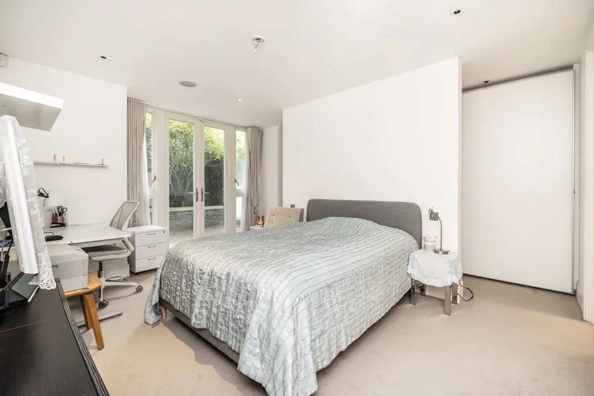 Flat Bridle Mews in Greater London