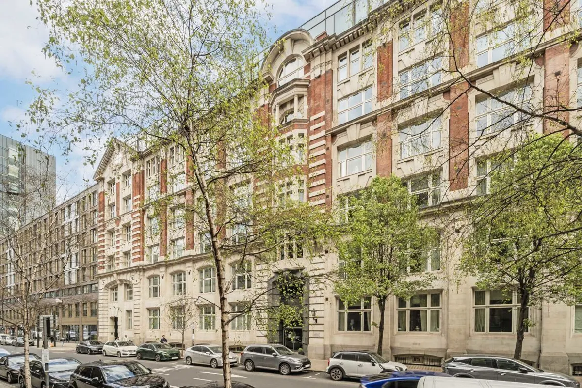 Flat Bridle Mews in Greater London