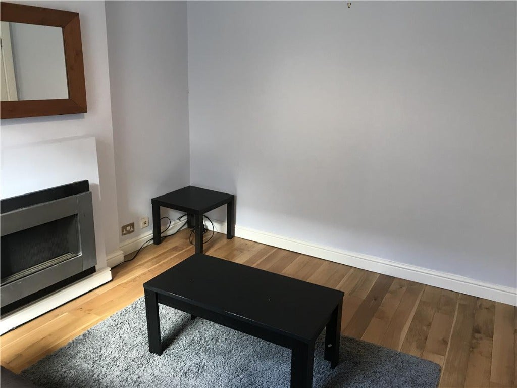 Flat Broughton Road in City of Edinburgh