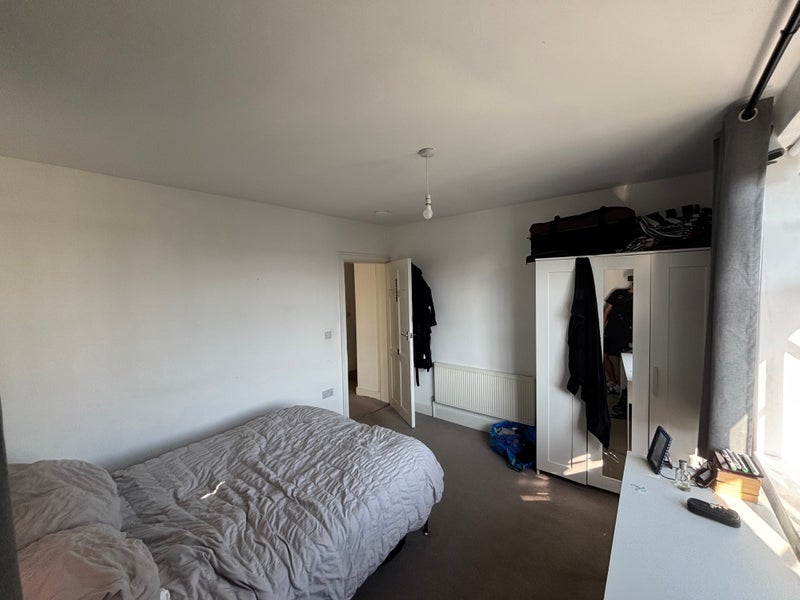 Room Leigham Avenue in Greater London