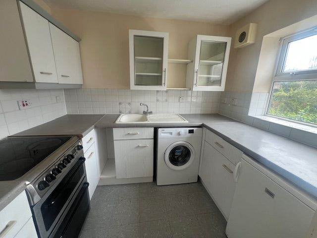 Flat Burns Avenue in Greater London