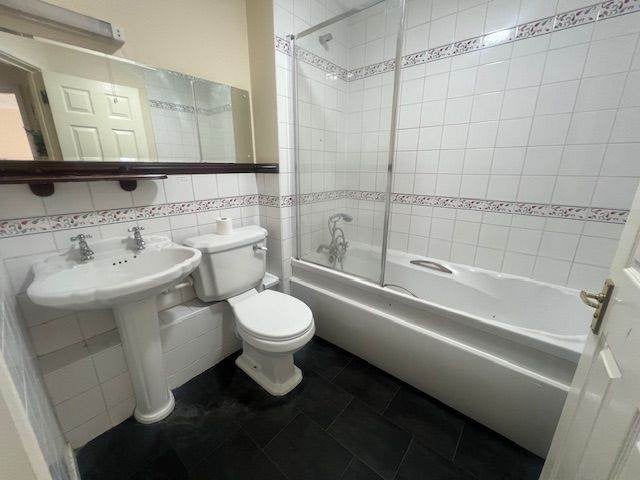 Flat Burns Avenue in Greater London