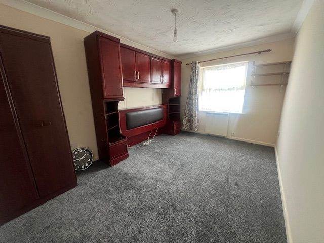 Flat Burns Avenue in Greater London