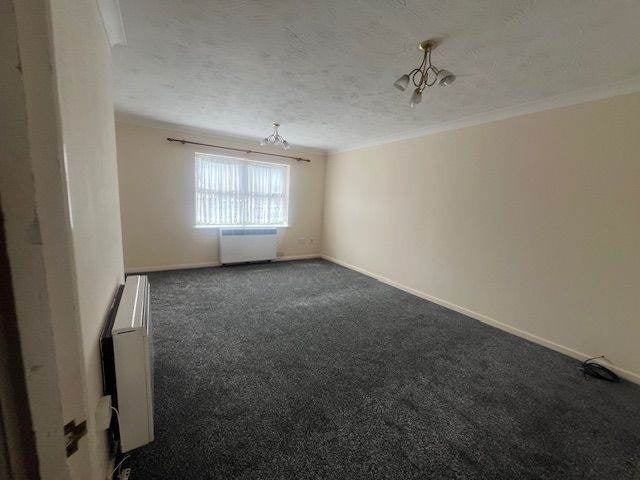 Flat Burns Avenue in Greater London