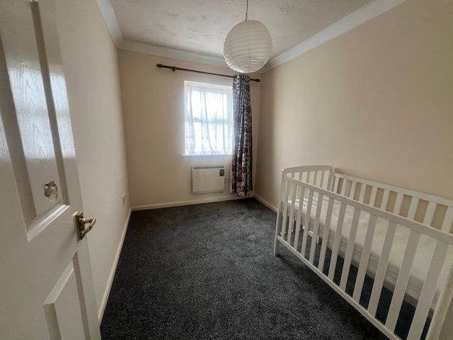 Flat Burns Avenue in Greater London