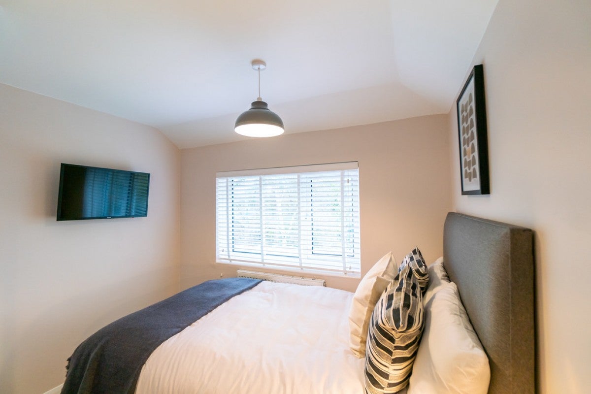 Room St Saviours Road in Reading
