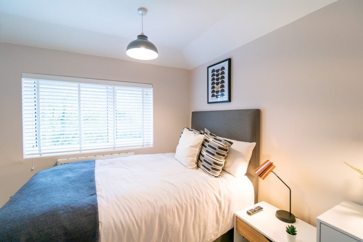 Room St Saviours Road in Reading