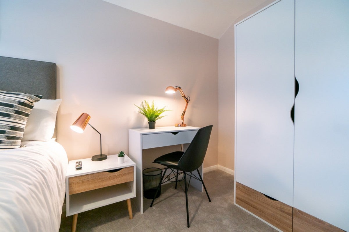 Room St Saviours Road in Reading
