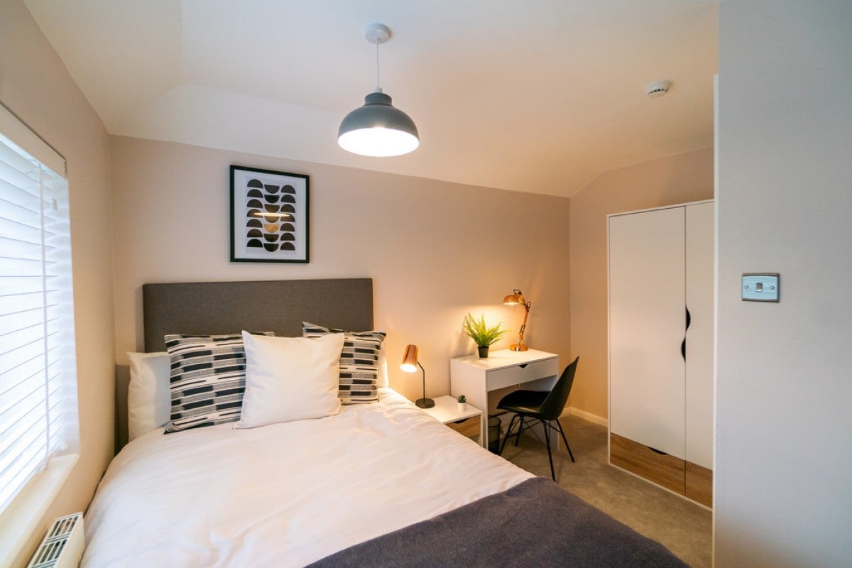 Room St Saviours Road in Reading