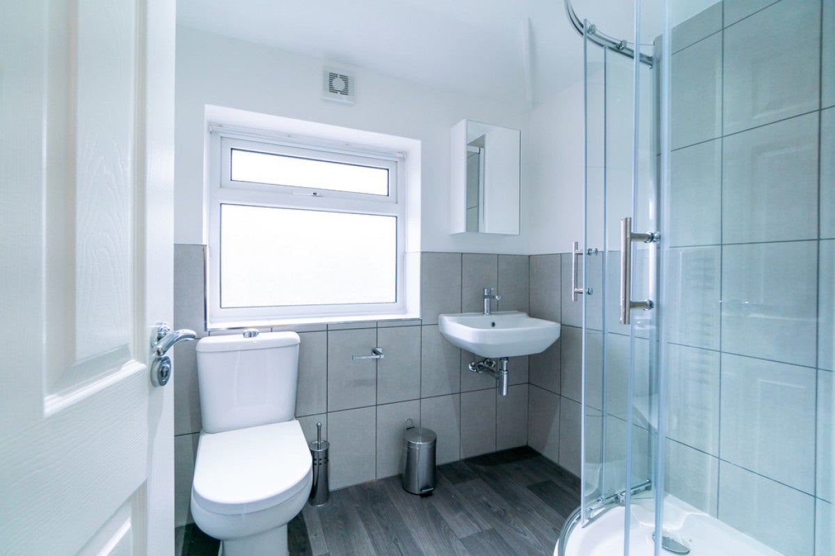 Room St Saviours Road in Reading