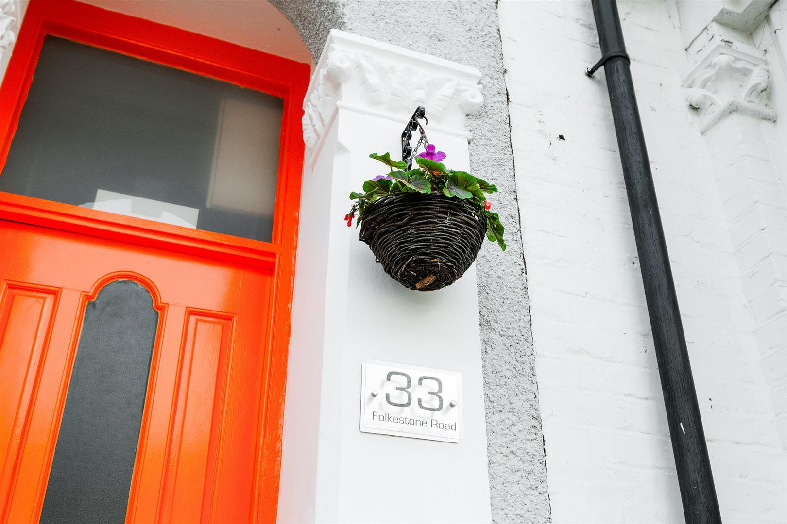 Flat Folkestone Road in Greater London