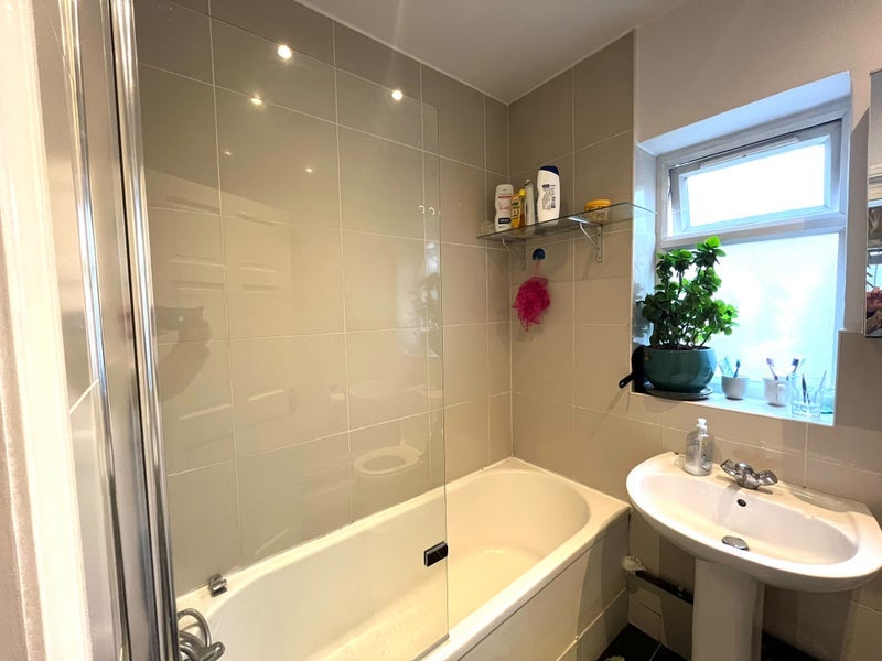 Room Hewitt Avenue in Greater London