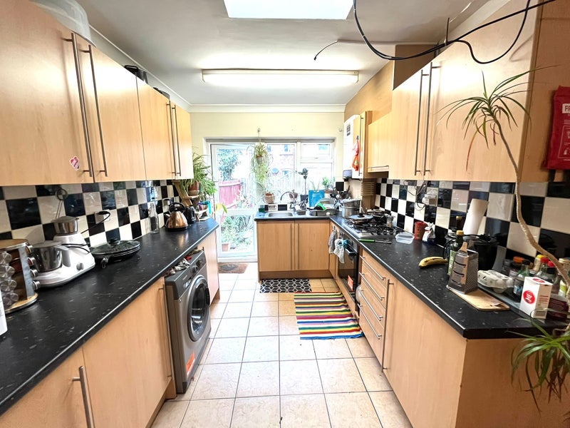 Room Hewitt Avenue in Greater London
