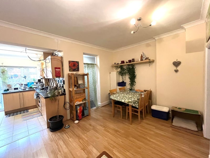 Room Hewitt Avenue in Greater London