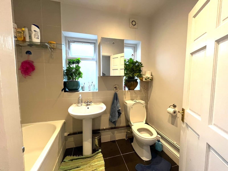 Room Hewitt Avenue in Greater London