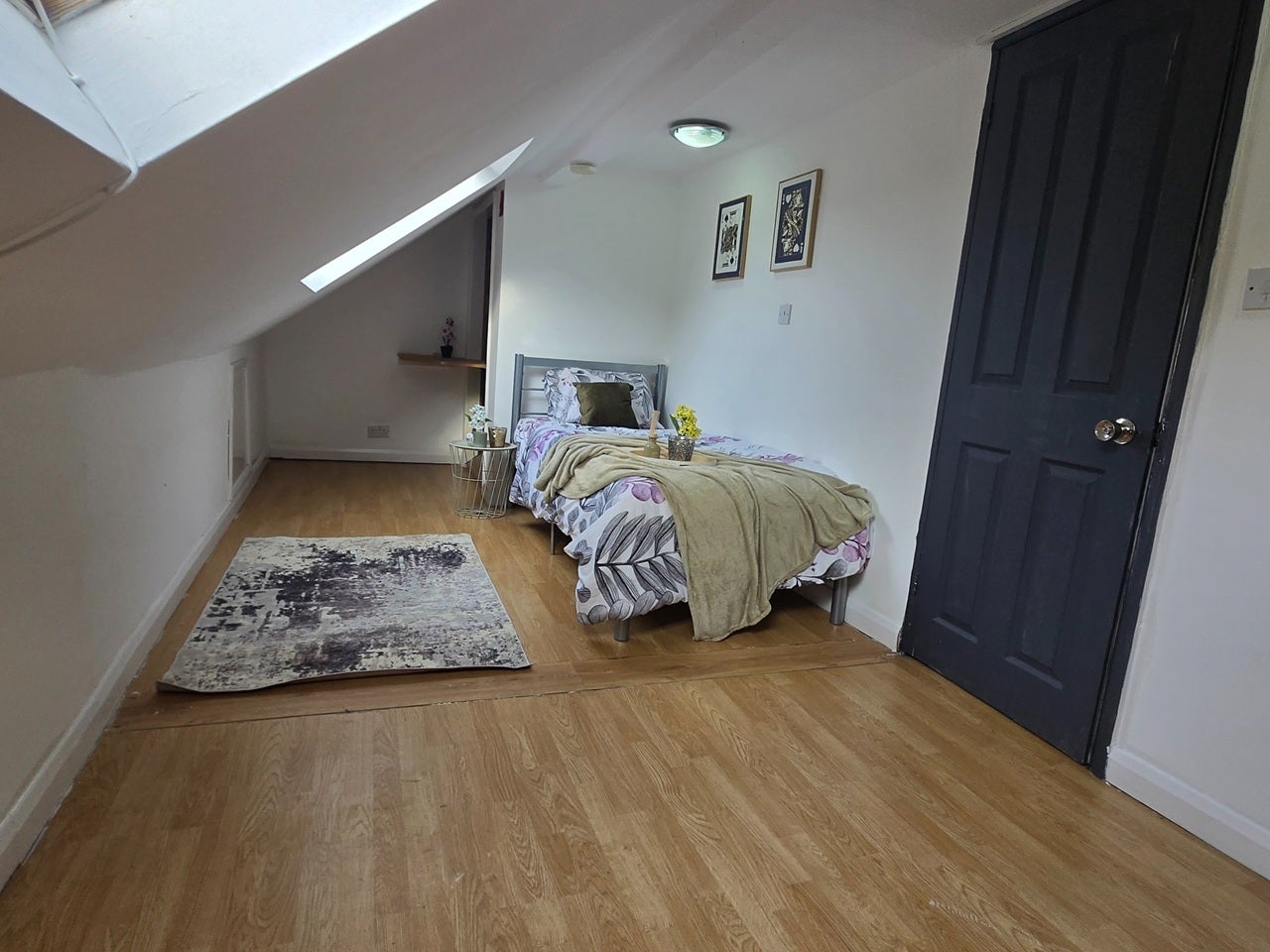Room Cricklade Avenue in Greater London