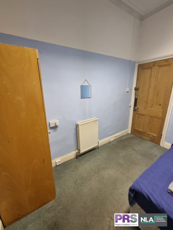 Room Hallfield Road in Bradford