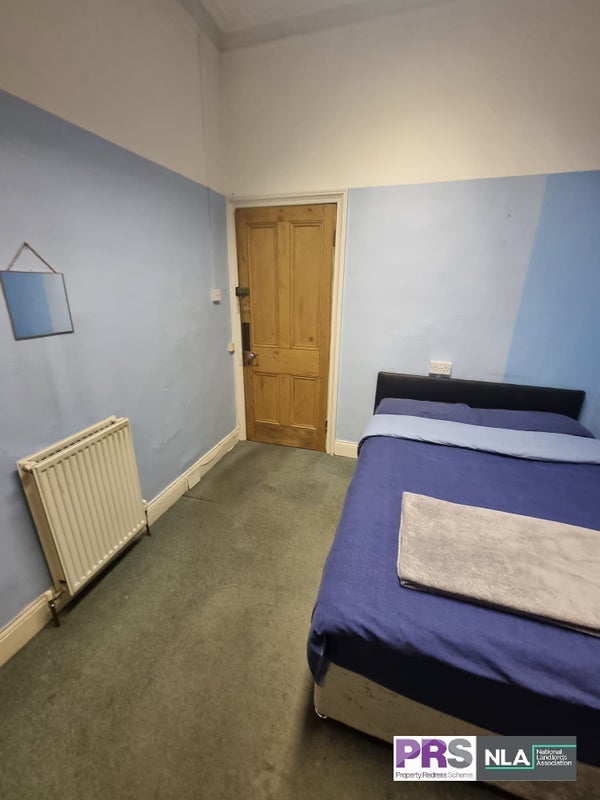 Room Hallfield Road in Bradford