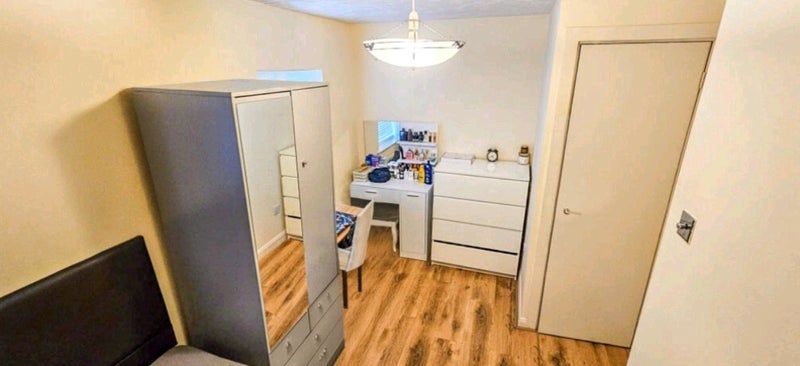 Room Golden Plover Close in Greater London