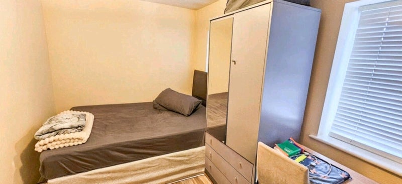 Room Golden Plover Close in Greater London