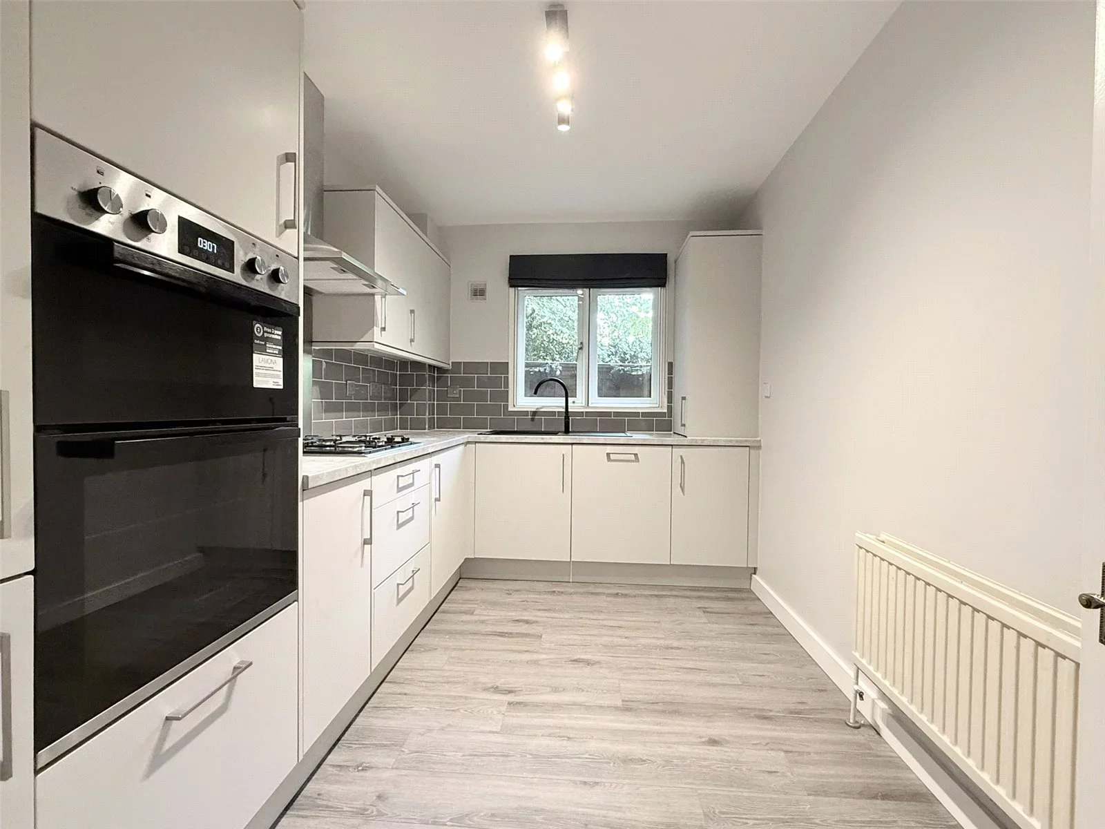 Flat Crescent East in Greater London