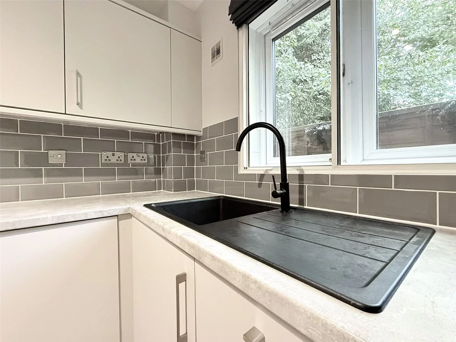 Flat Crescent East in Greater London