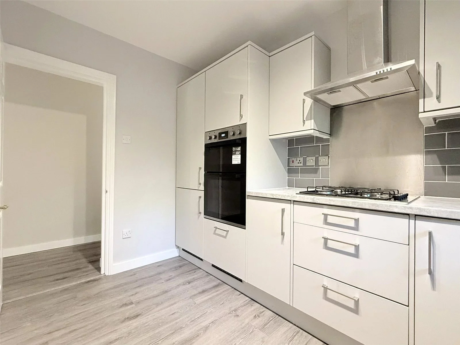 Flat Crescent East in Greater London