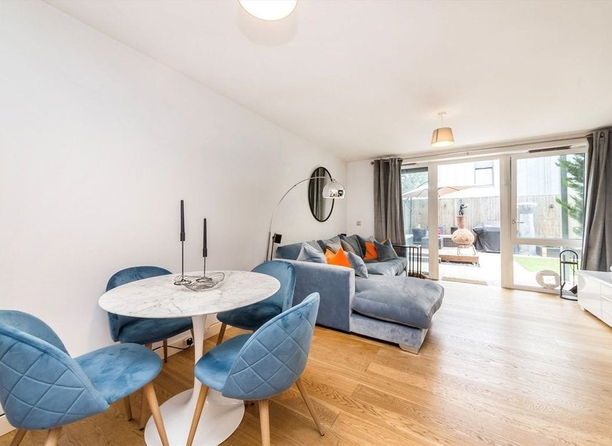 Flat Clarence Avenue in Greater London