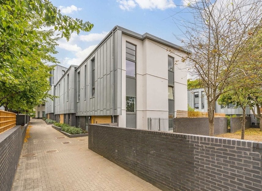 Flat Clarence Avenue in Greater London