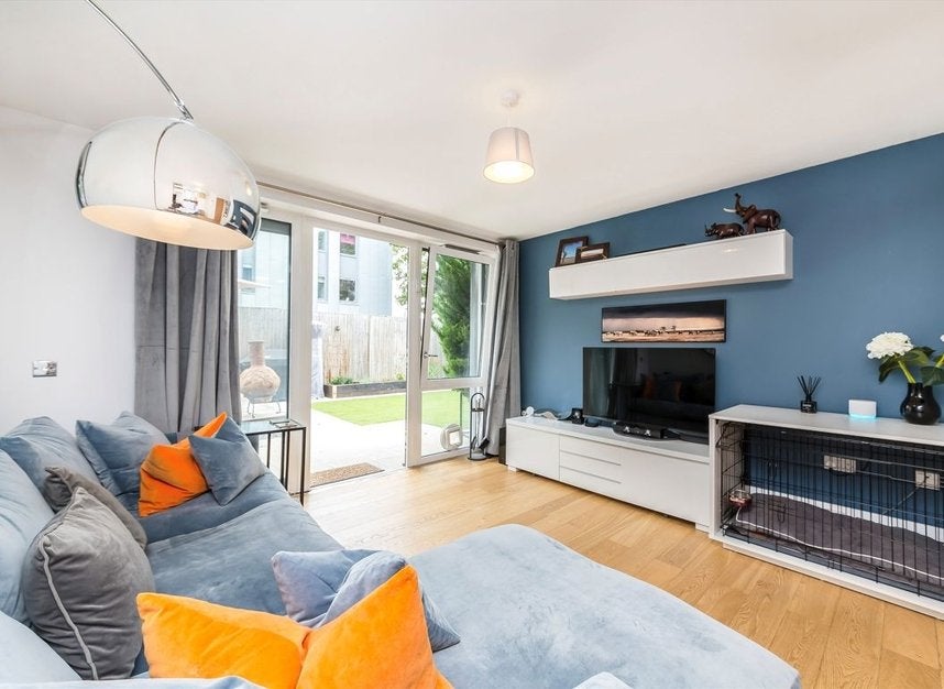 Flat Clarence Avenue in Greater London